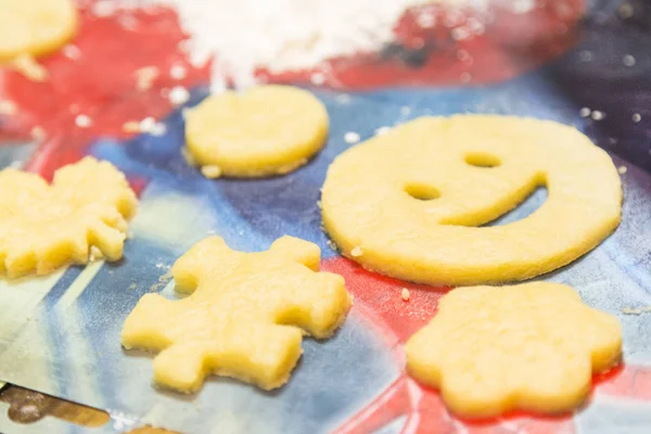 아이 그들의 자신의 모양에서 쿠키를 만들. — 스톡 사진