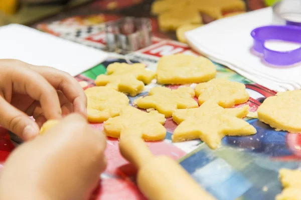 Children make cookies from their own form.