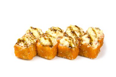 Suşi beyaz arka planda yuvarlanıyor..