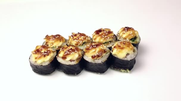 Rolos Sushi Fundo Branco Rolos Sushi Cozinha Japonesa Diferentes Tipos — Vídeo de Stock