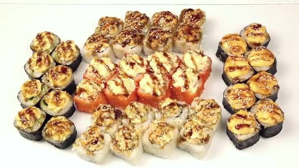 Suši Valí Bílém Pozadí Válce Sushi Japonská Kuchyně Různých Druhů — Stock video