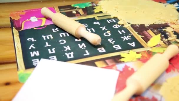 Kinderen Maken Cookies Van Hun Eigen Vorm Kinderen Maken Deeg — Stockvideo