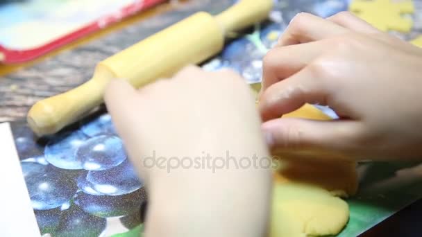 Kinderen Maken Cookies Van Hun Eigen Vorm Kinderen Maken Deeg — Stockvideo