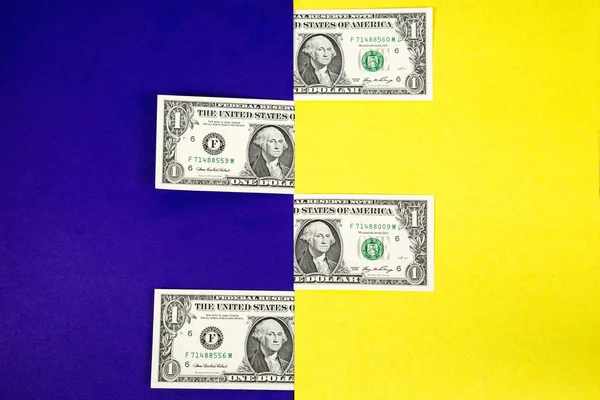 Pengar på en blå och gul bakgrund. — Stockfoto