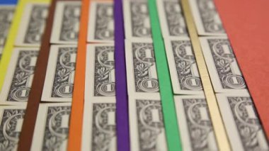 Kağıt para ve renkli renkli çizgiler. Soyutlama, bir arka plan parlak renkli çizgili kağıt para faturaları ile alternatifler..