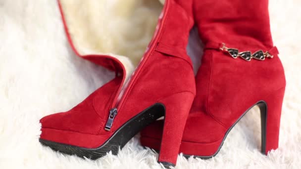Ηλεκτρικό Σεσουάρ Για Παπούτσια Κόκκινες Γυναικείες Μπότες Ξηραίνονται Χρησιμοποιώντας Ηλεκτρικό — Αρχείο Βίντεο