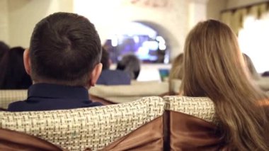 Ağ Pazarlama tanıtımı genç insanlar. Ağ Pazarlama bitcoin bir otelin salonunda eğitim. İnsanlar TV tanıtım izlemek ve dinlemek için hoparlör.