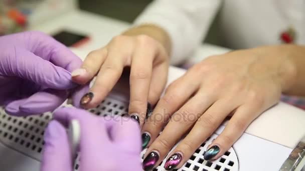 Carino Maestro Ragazza Facendo Una Manicure Salone Bellezza Una Ragazza — Video Stock