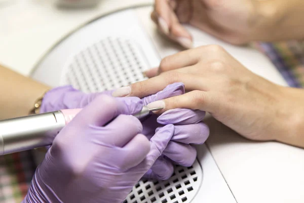 Sesión de manicura en el salón de belleza . — Foto de Stock