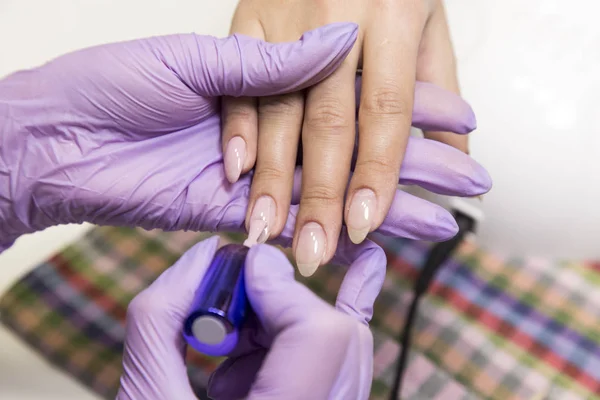 Sesión de manicura en el salón de belleza . — Foto de Stock