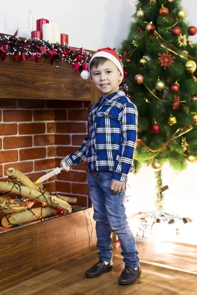 Menino bonito na árvore de Natal . — Fotografia de Stock
