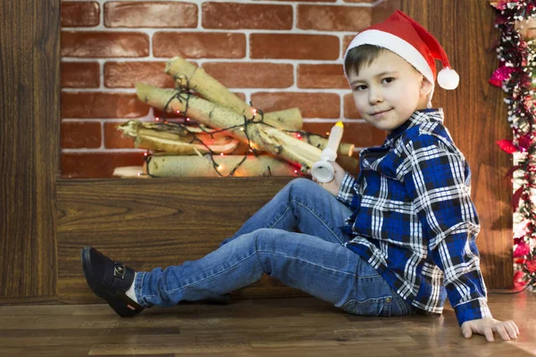 Menino bonito na árvore de Natal . — Fotografia de Stock