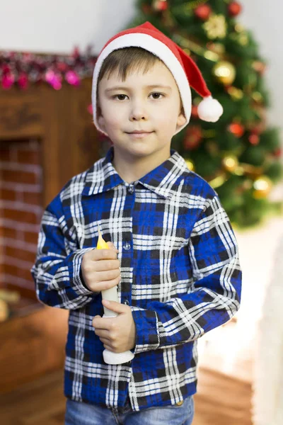 Menino bonito na árvore de Natal . — Fotografia de Stock