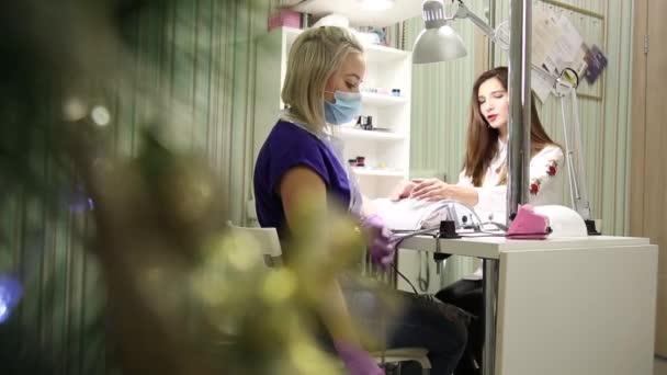 Sessão Manicure Salão Beleza Mestre Manicure Máscara Faz Cuidado Das — Vídeo de Stock