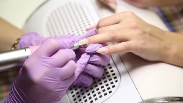 Sesión Manicura Salón Belleza Maestro Manicura Máscara Hace Cuidado Uñas — Vídeo de stock