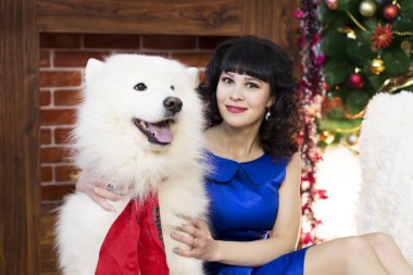 Büyük bir köpek ile güzel kız.