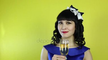 Aus einem schüchternen mädchen wein trinken