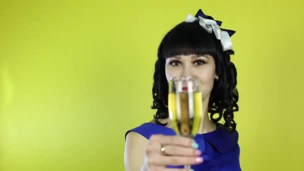 Ein Mädchen Mit Einem Glas Champagner Lächelt Vor Der Kamera — Stockvideo