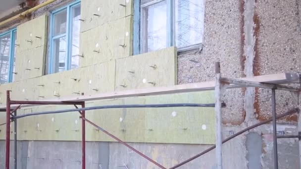 Calentamiento Casa Del Apartamento Trabajos Externos Reparación Del Edificio Aislamiento — Vídeo de stock