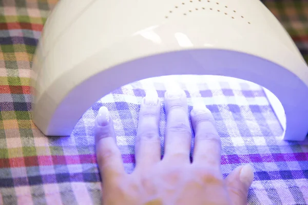 Tırnaklar manikür ile çalışmaları için Güzellik Salonu.