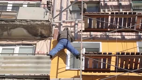 Arbeiter Wärmen Und Reparieren Die Fassade Des Gebäudes Das Alte — Stockvideo