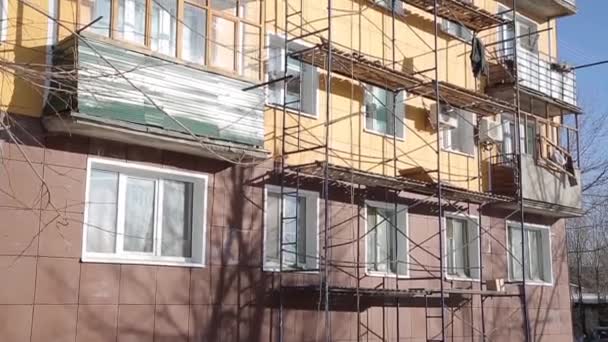 建物の外壁改修のための材料 家の中の熱 その外観を向上させるための作品 — ストック動画