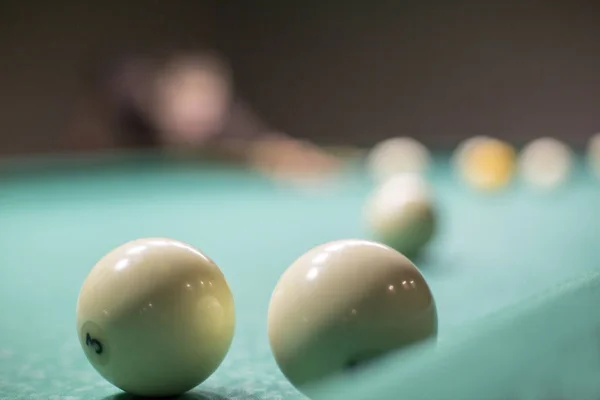 Bolas para billar en la mesa . — Foto de Stock