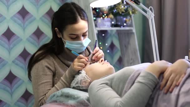 Volumetric Eyelash Extends Beauty Salon Procedure Increasing Eyelashes Front Blonde — Stock Video