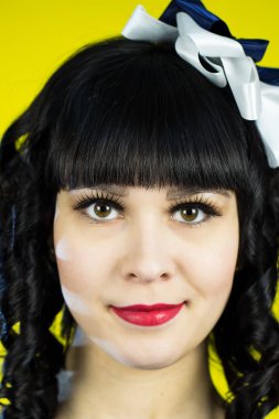 Sarı bir arka plan üzerinde mavi bir elbise kız esmer.