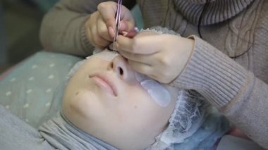 Kızın önünde yeni kirpik birikmesi yapma. Çekiciliğini ve cinsellik, kadın artırmak için gözleri önünde uzun tüylü kirpik yapar.