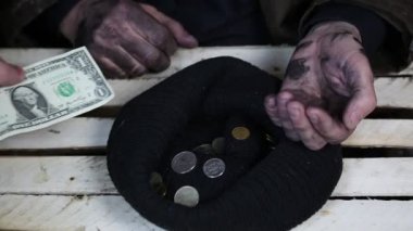 Zavallı serseri üzerinde şaka aldattılar. Evsiz bir şey aldı. Yemek için para istedi evsiz bir adam üzerinden bir miting.