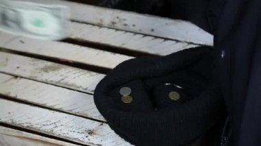 Sokakta evsiz bir alkoliğin soygun. Bir sürtük adam bir dolar soydular.