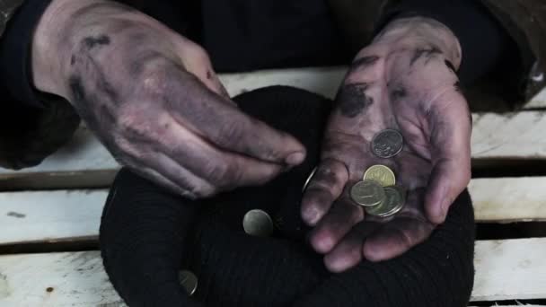 Ζητιάνος Θεωρεί Κέρματα Έναν Ζητιάνο Στο Δρόμο Κρατώντας Βρώμικα Χέρια — Αρχείο Βίντεο