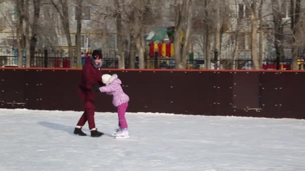 Mamá Aprende Patinar Hija Una Mujer Con Una Niña Sobre — Vídeo de stock