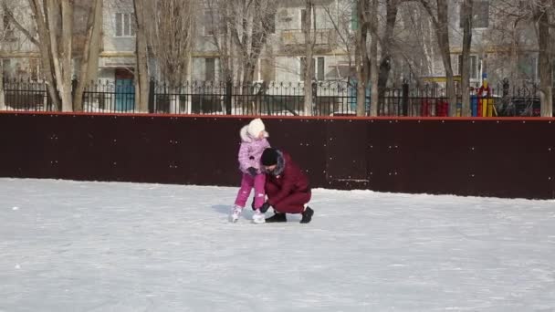 Mom スケートをする娘を学習します 氷の女の子と女性は 冬にスケートをする学習します — ストック動画