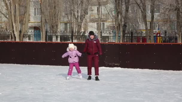 Mamá Aprende Patinar Hija Una Mujer Con Una Niña Sobre — Vídeo de stock