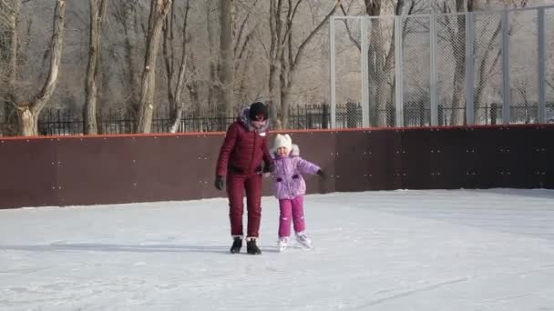 Mom Learns Daughter Skate Woman Little Girl Ice Learns Skate — Stock Video