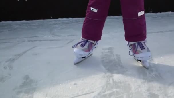 Het Kleine Meisje Lacht Klapschaatsen Het Ijs Een Meisje Winterkleren — Stockvideo