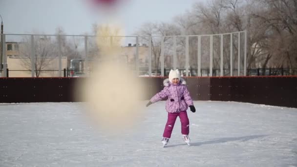 在体育事业上的第一个奖项 一个小女孩溜冰鞋到她的第一枚奖牌 — 图库视频影像