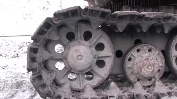 Ağır Makine Kariyer Taşır Caterpillar Ekskavatör Açık Bir Çukurda Hareketi — Stok video