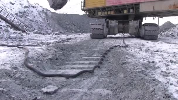 Pelle Tire Câble Électrique Pelle Lourde Dans Mine Reçoit Énergie — Video