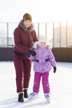 Anne kaymayı bir kızı öğrenir.