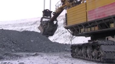 İş Ekskavatör taş ocağı. Araştırma ağır makine ve ekipman yardımı ile açın.