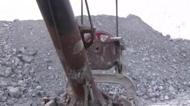 Kova Ekskavatör 10 metre küp hacmi. Bir kova bir ocağında büyük bir ekskavatör bir close-up.