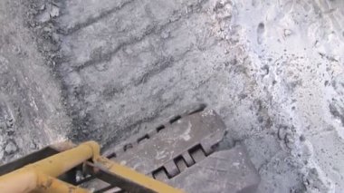 Ekskavatör, üstten görünüm hareketi. Kariyer tarafından ağır traktör tırtıl git.