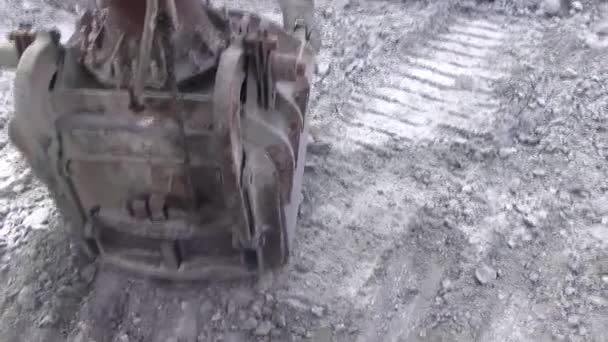 Escavadora Recolhe Pedras Concha Close Balde Escavadeira Preenchido Com Minério — Vídeo de Stock