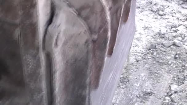 Escavadora Recolhe Pedras Concha Close Balde Escavadeira Preenchido Com Minério — Vídeo de Stock