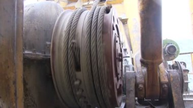 Düğümleri ve çalışma mekanizma Ekskavatör parçaları. Bir ekskavatör ve üzerinde metal kablo yara bir vinç mekanizmasının.