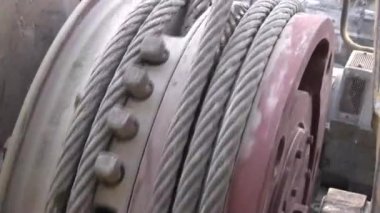 Düğümleri ve çalışma mekanizma Ekskavatör parçaları. Bir ekskavatör ve üzerinde metal kablo yara bir vinç mekanizmasının.