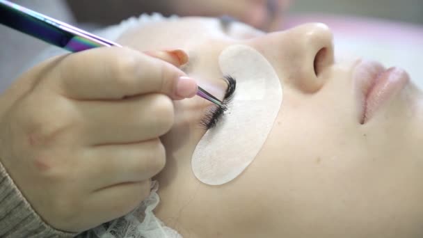 Una Chica Joven Aumenta Las Pestañas Salón Belleza Proceso Aumento — Vídeo de stock